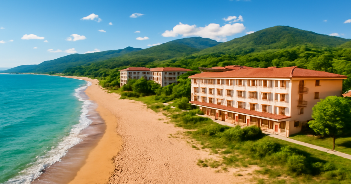 Explore budgetные курорты России with stunning beaches and mountains in a picturesque landscape.