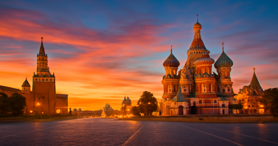 Explore the beauty of достопримечательности Москвы with a stunning view of Red Square and its landmarks.